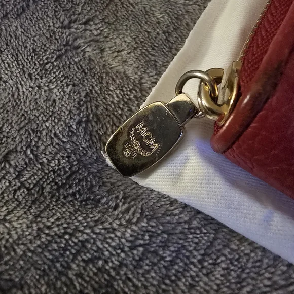 MCM Red Leather Zip-Around Wallet | Gold Hardware | Vintage Authentic - Picture 5 of 14